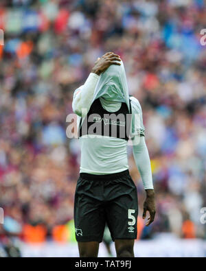 Fikayo Tomori von Derby ist total nach dem Verlust in der EFL Sky Bet Meisterschaft Play-Off Finale zwischen Aston Villa und Derby County im Wembley Stadion, London, 27. Mai 2019 die redaktionelle Nutzung nur niedergeschlagen. Kein Merchandising. Für Fußball Bilder FA und Premier League Einschränkungen Inc. kein Internet/Mobile Nutzung ohne fapl Lizenz - für Details Kontakt Fußball Dataco Stockfoto