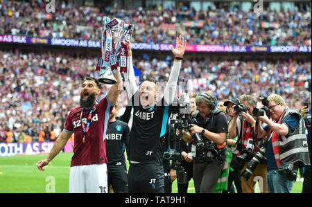 Meile Jedinek von Aston Villa und John Terry feiern Gewinnen der EFL Sky Bet Meisterschaft Play-Off Finale zwischen Aston Villa und Derby County im Wembley Stadion, London, 27. Mai 2019 Editorial nur verwenden. Kein Merchandising. Für Fußball Bilder FA und Premier League Einschränkungen Inc. kein Internet/Mobile Nutzung ohne fapl Lizenz - für Details Kontakt Fußball Dataco Stockfoto