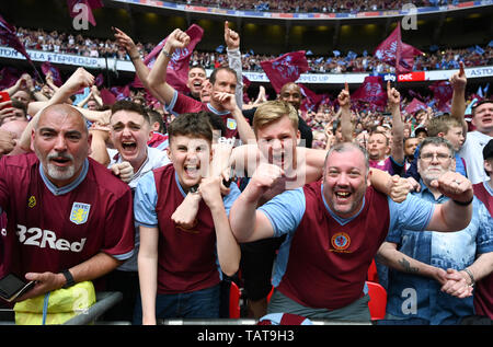 Aston Villa Fans feiern den Gewinn der EFL Sky Bet Meisterschaft Play-Off Finale zwischen Aston Villa und Derby County im Wembley Stadion, London, 27. Mai 2019 Editorial nur verwenden. Kein Merchandising. Für Fußball Bilder FA und Premier League Einschränkungen Inc. kein Internet/Mobile Nutzung ohne fapl Lizenz - für Details Kontakt Fußball Dataco Stockfoto