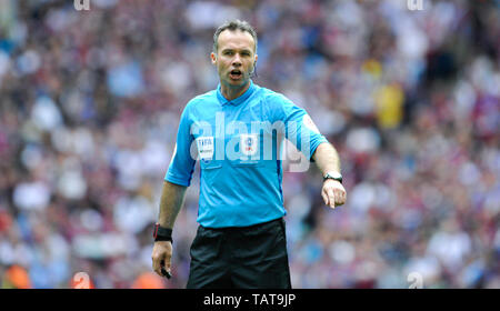 Schiedsrichter Paul Tierney während der efl Sky Bet Meisterschaft Play-Off Finale zwischen Aston Villa und Derby County im Wembley Stadion, London, 27. Mai 2019 Editorial nur verwenden. Kein Merchandising. Für Fußball Bilder FA und Premier League Einschränkungen Inc. kein Internet/Mobile Nutzung ohne fapl Lizenz - für Details Kontakt Fußball Dataco Stockfoto