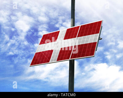Solar Panels gegen einen blauen Himmel mit ein Bild von der Flagge Dänemarks Stockfoto
