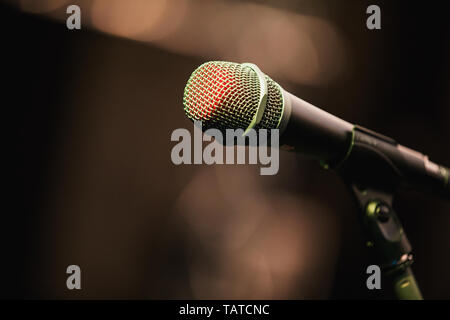 Mikrofon auf Blur farbigen Hintergrund. Stockfoto