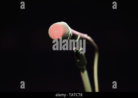 Mikrofon auf Blur farbigen Hintergrund. Stockfoto