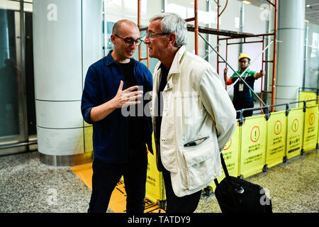 Head Coach Marcello Lippi, Mitte, der chinesischen nationalen Männer Fußball Mannschaft kommt auf der Guangzhou Baiyun International Airport, Guangzhou City, die südchinesische Provinz Guangdong, 28. Mai 2019. Italiens Marcello Lippi wurde neu ernannte Leiter Trainer der chinesischen Nationalmannschaft, die Chinesische Football Association (CFA). Die WM-Coach wird seinen zweiten Stint mit Team Dragon im Juni vor den 2022 World Cup asiatischen Qualifier, die im September dieses Jahres zu beginnen. Stockfoto