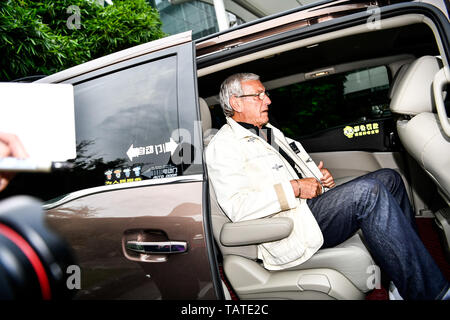 Head Coach Marcello Lippi, Mitte, der chinesischen nationalen Männer Fußball Mannschaft kommt auf der Guangzhou Baiyun International Airport, Guangzhou City, die südchinesische Provinz Guangdong, 28. Mai 2019. Italiens Marcello Lippi wurde neu ernannte Leiter Trainer der chinesischen Nationalmannschaft, die Chinesische Football Association (CFA). Die WM-Coach wird seinen zweiten Stint mit Team Dragon im Juni vor den 2022 World Cup asiatischen Qualifier, die im September dieses Jahres zu beginnen. Stockfoto