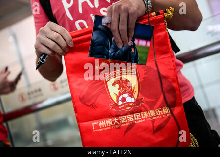 Chinesische Fans halten Banner Unterstützung von Marcello Lippi Zurück zur zweiten Stint als Cheftrainer der chinesischen Nationalmannschaft an der Guangzhou Baiyun International Airport in der Stadt Guangzhou, Provinz Guangdong im Süden Chinas, 28. Mai 2019 zu zeigen. Stockfoto