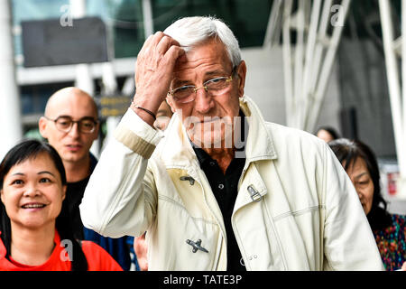 Head Coach Marcello Lippi, Mitte, der chinesischen nationalen Männer Fußball Mannschaft kommt auf der Guangzhou Baiyun International Airport, Guangzhou City, die südchinesische Provinz Guangdong, 28. Mai 2019. Italiens Marcello Lippi wurde neu ernannte Leiter Trainer der chinesischen Nationalmannschaft, die Chinesische Football Association (CFA). Die WM-Coach wird seinen zweiten Stint mit Team Dragon im Juni vor den 2022 World Cup asiatischen Qualifier, die im September dieses Jahres zu beginnen. Stockfoto