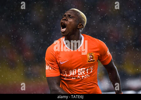 Ivorischer Fußballspieler Jean Evrard Kouassi von Wuhan Zall feiert Nachdem Sie gegen Tianjin Tianhai in ihren 11. Runde während der 2019 chinesischen Fußballverband Super League (CSL) in Wuhan City, Central China Provinz Hubei, 25. Mai 2019. Besiegt Tianjin Wuhan Zall Tianhai 2-1. Stockfoto