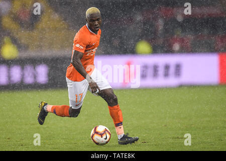 Ivorischer Fußballspieler Jean Evrard Kouassi von Wuhan Zall dribbelt gegen Tianjin Tianhai in ihren 11. Runde während der 2019 chinesischen Fußballverband Super League (CSL) in Wuhan City, Central China Provinz Hubei, 25. Mai 2019. Besiegt Tianjin Wuhan Zall Tianhai 2-1. Stockfoto