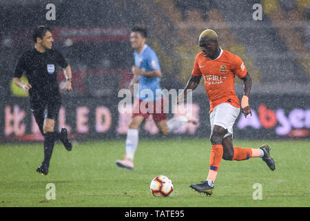 Ivorischer Fußballspieler Jean Evrard Kouassi von Wuhan Zall dribbelt gegen Tianjin Tianhai in ihren 11. Runde während der 2019 chinesischen Fußballverband Super League (CSL) in Wuhan City, Central China Provinz Hubei, 25. Mai 2019. Besiegt Tianjin Wuhan Zall Tianhai 2-1. Stockfoto