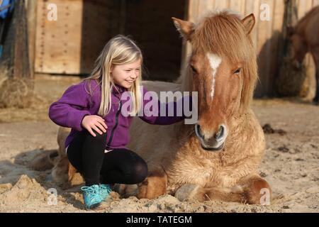 Mädchen und Islandpferde Stockfoto