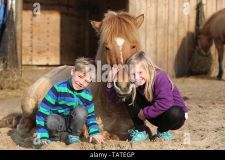Kinder und Islandpferde Stockfoto