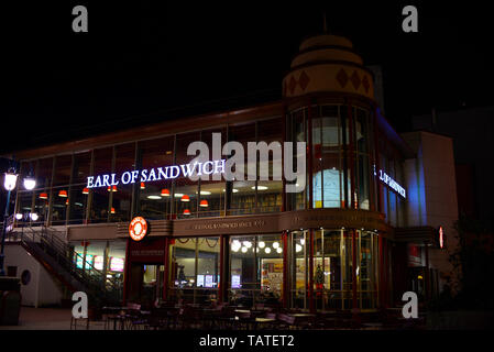 Earl of Sandwich Fast-Food-Restaurant im Disneyland Paris Resort bei Nacht. Fastfood-Einrichtung, Restaurant im Resort Stockfoto