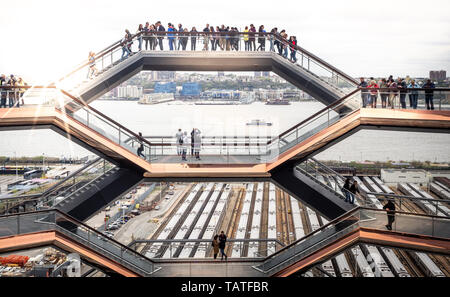 New York City/USA - 20. April 2019: Das Schiff, das neue Nest-von-Bienen geformte Attraktion in Hudson Yards Plaza, New York City. Es ist der 8. Stockfoto