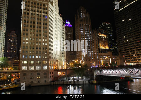 Die Wrigley Building, Tribune Tower, und 401 N Michigan Ave. entlang des Chicago River in Downtown Chicago, Illinois, bei Nacht Stockfoto