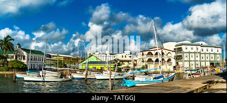 Häuser und Yachten am Haulover Creek in Belize City. Stockfoto