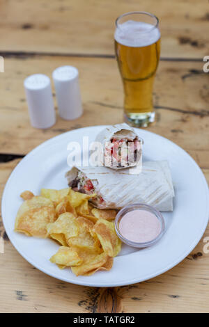 Döner mit Rindfleisch und Gemüse mit Pommes und Sauce mit Bier. Konzept der Snack Food Stockfoto