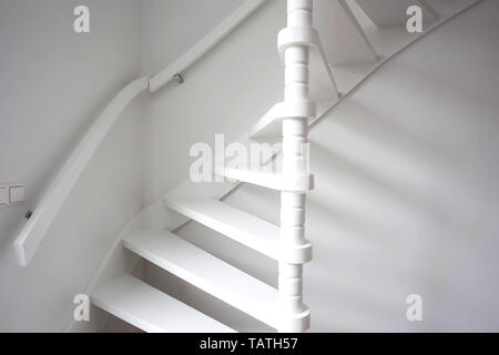 Treppen in modernen weißen Raum, weiße Holztreppe mit weißen Wand Stockfoto