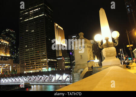 Eine Straßenlaterne auf Wacker Drive mit 401 N Michigan Ave. und NBC Tower bei Nacht im Stadtzentrum im Loop, Chicago, Illinois, USA Stockfoto