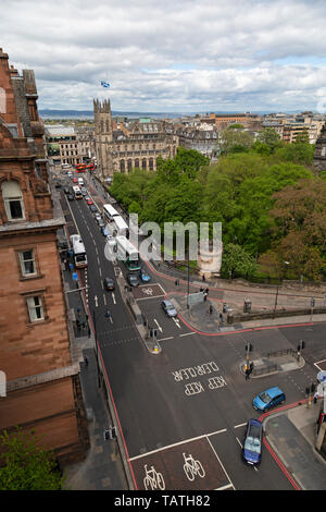 Luftaufnahme Blick nach Norden auf die Lothian Road in Edinburgh, Schottland, mit St. Johns Kirche im Hintergrund. Stockfoto