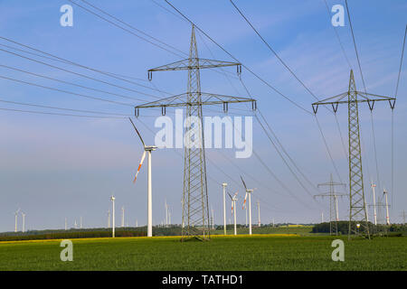 Landschaft mit hoher Spannung Masten gegen den blauen Himmel. Stockfoto