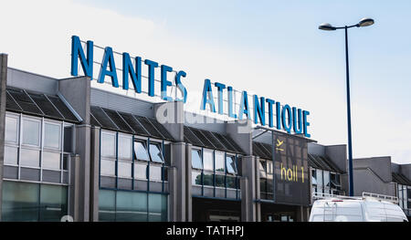Nantes, Frankreich - 7 August, 2018: Blick auf die Fassade des Internationalen Flughafen Nantes Atlantique, wo Reisende Wandern im Sommer sind Stockfoto
