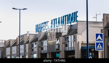 Nantes, Frankreich - 7 August, 2018: Blick auf die Fassade des Internationalen Flughafen Nantes Atlantique, wo Reisende Wandern im Sommer sind Stockfoto