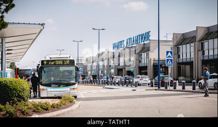 Nantes, Frankreich - 7 August, 2018: Blick auf die Fassade des Internationalen Flughafen Nantes Atlantique, wo Reisende Wandern im Sommer sind Stockfoto