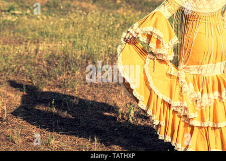 Schatten der Frau auf dem Boden in Gelb flamenco Kleid mit Manila Schal und Fransen gekleidet Stockfoto