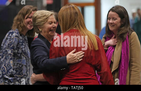 Fine Gael ist Francis Fitzgerald (Zweite links) und gratuliert von Unabhängigen 4 Ändern Kandidat Clare Daly nachdem Sie als und Mdep in der Dubliner Wahlkreis der Europawahl am RDS in Dublin gewählt wurde. Stockfoto