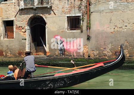 Das Schiffbruch-Kindergraffiti von Banksy, Venedig 2019 Stockfoto