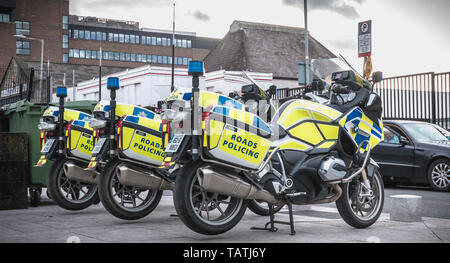 Dublin, Irland - 12. Februar 2019: Irische Autobahn Polizei Motorrad in der Innenstadt an einem Wintertag geparkt Stockfoto