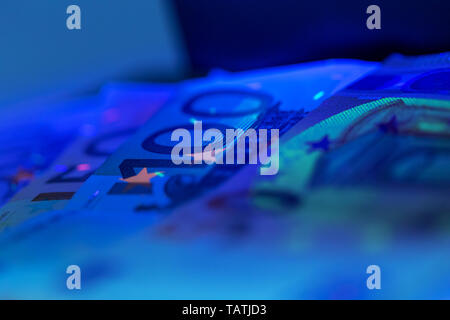 Kontrollieren, ob das Geld aus der Nähe Stockfoto