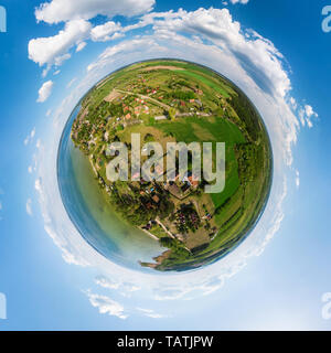 Little planet Der sniardwy See und Nowe Guty unter blauen bewölkten Himmel Stockfoto