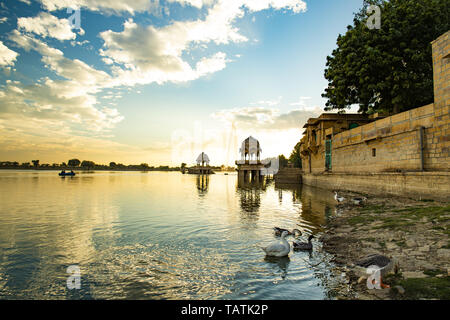 Spektakuläre Aussicht auf die Gadi Sagar See (gadisar) mit antiken Tempel bei Sonnenuntergang. Stockfoto