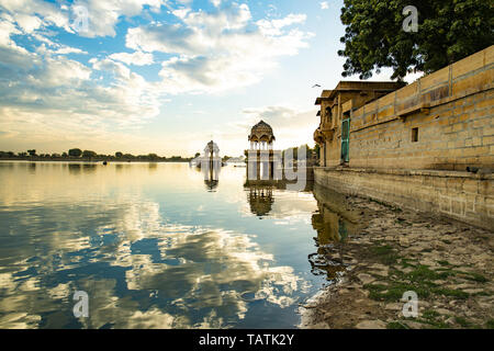 Spektakuläre Aussicht auf die Gadi Sagar See (gadisar) mit antiken Tempel bei Sonnenuntergang. Stockfoto