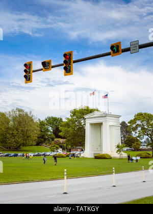 Mai 26, 2019 - Surrey, BC: Rote Kontrollleuchte oberhalb der Straße auf die Grenze zu Kanada - USA Frieden Arch Denkmal und Park im Hintergrund. Stockfoto