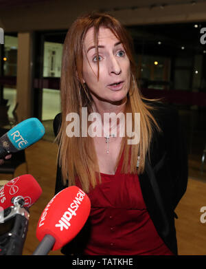 Independents 4 Ändern Kandidat Clare Daly im Gespräch mit den Medien während der Zählung des Dubliner Wahlkreis für die Wahlen zum Europäischen Parlament an der RDS. Stockfoto
