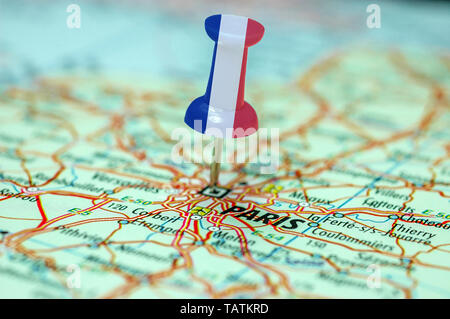 Den Bolzen mit der französischen Flagge klemmt auf der Karte zentriert auf die Stadt Paris, die Hauptstadt von der Welt der Kunst Stockfoto