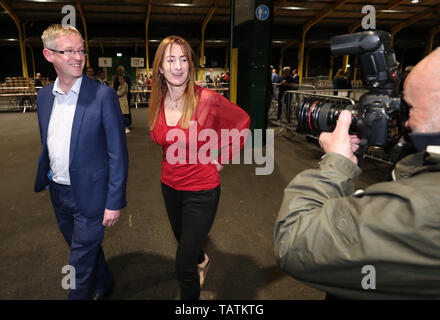 Independents 4 Ändern Kandidat Clare Daly und ihre Rechtsberater Gareth Noble im Gespräch mit den Medien während der Zählung des Dubliner Wahlkreis für die Wahlen zum Europäischen Parlament an der RDS. Stockfoto