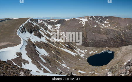 Eine sgor Lochain Uaine, Lochan Uaine und braeriach von Cairn Toul, Cairngorm Mountains, Schottland Stockfoto