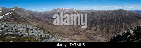 Lairig Ghru aus Sicht der Teufel mit Cairn Toul auf der Linken, Ben Macdui in der Mitte und Carn eine Mhaim auf der rechten Seite, Cairngorm Mountains, Schottland Stockfoto