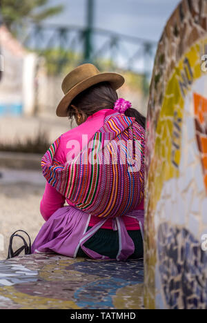 Eine peruanische Frau in Native Kleidung in Lima, Peru Stockfoto