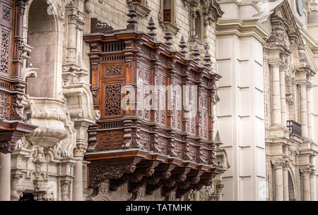 Schöne Holz geschnitzt Dekorative Balkon der Palast des Erzbischofs von Lima, der Plaza Mayor, Lima, Peru, Südamerika Stockfoto