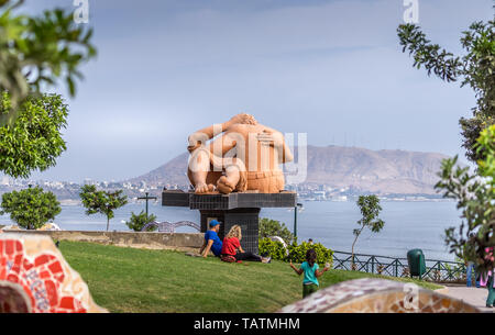 Lima, Peru - 29. April 2019. Skulptur Kuß in Love Park Lima. Menschen entspannend und Kinder spielen im Park Stockfoto