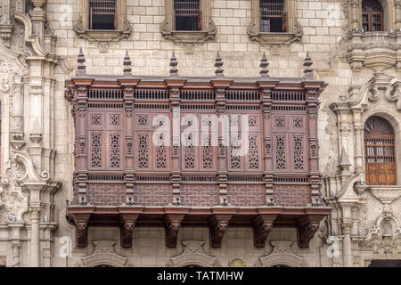Schöne Holz geschnitzt Dekorative Balkon der Palast des Erzbischofs von Lima, der Plaza Mayor, Lima, Peru, Südamerika Stockfoto
