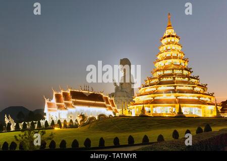 9-stöckiges chinesische Pagode und Kapelle vor dem riesigen Guan Yin Statue in der Dämmerung, Wat Huay Pla Kang Tempel, Kuan Yin, Chiang Rai, Nördlichen Stockfoto