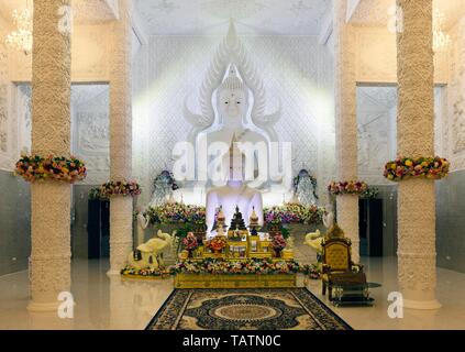 Zier-spalten im weißen Gebetsraum mit Buddha Statue, Blumendekoration, Wat Huay Pla Kang Tempel, Chiang Rai, Nordthailand, Thailand Stockfoto