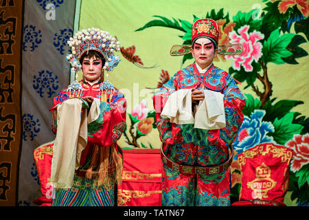 Chinesische Oper Schauspieler und Schauspielerin mit voller Make-up Stockfoto