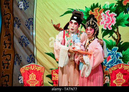 Chinesische Oper Schauspieler und Schauspielerin mit voller Make-up Stockfoto